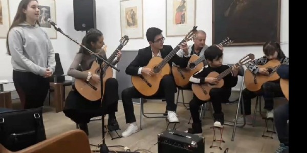 Школа по китара „Вълшебни струни” изнесе концерт в Музей “Чудомир“