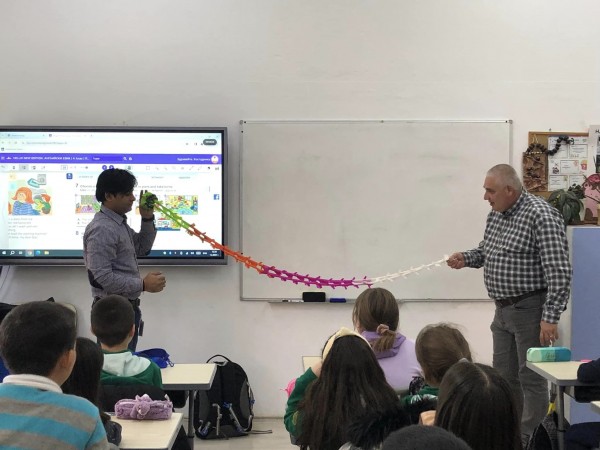 Индийският учител Макс Рай представи вълшебството на „оригами“ в ОУ „Св. Паисий Хилендарски“ гр.Казанлък 