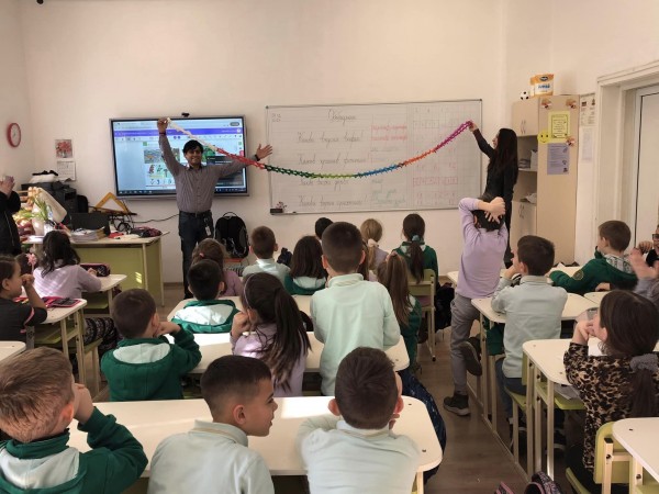 Индийският учител Макс Рай представи вълшебството на „оригами“ в ОУ „Св. Паисий Хилендарски“ гр.Казанлък 