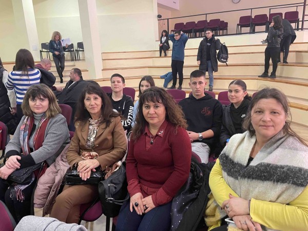 Хаджиеновци гостуваха в Държавна финансово-стопанска гимназия „Интелект“ гр. Плевен