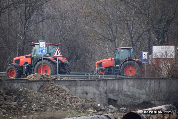Протест на земеделски производители и животновъди от областта затвори Подбалканския път край село Дунавци 