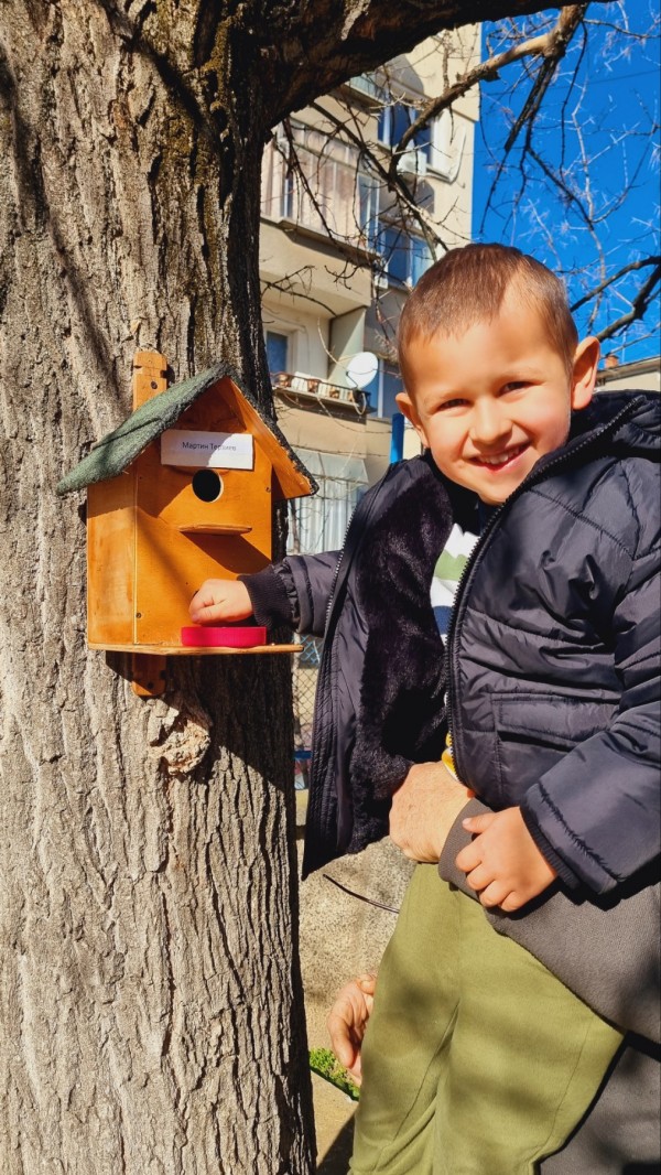 Малчугани от ДГ “Юрий Гагарин“ изработиха къщички и хранилки за птици