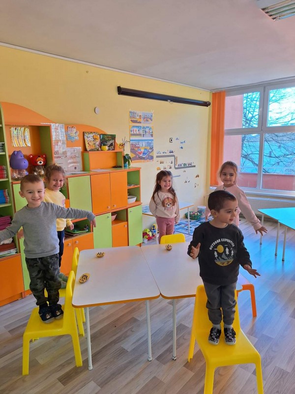 Малчугани от ДГ “Юрий Гагарин“ изработиха къщички и хранилки за птици