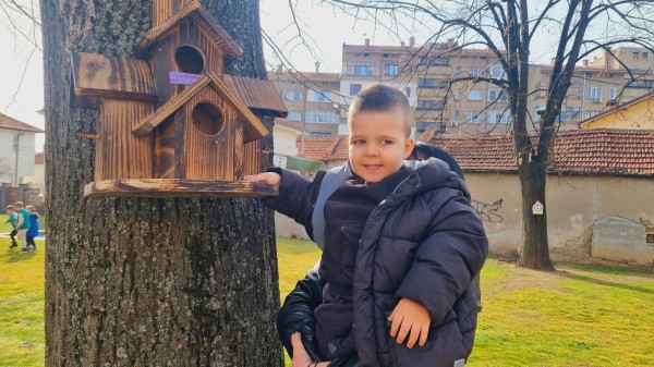 Малчугани от ДГ “Юрий Гагарин“ изработиха къщички и хранилки за птици / Новини от Казанлък