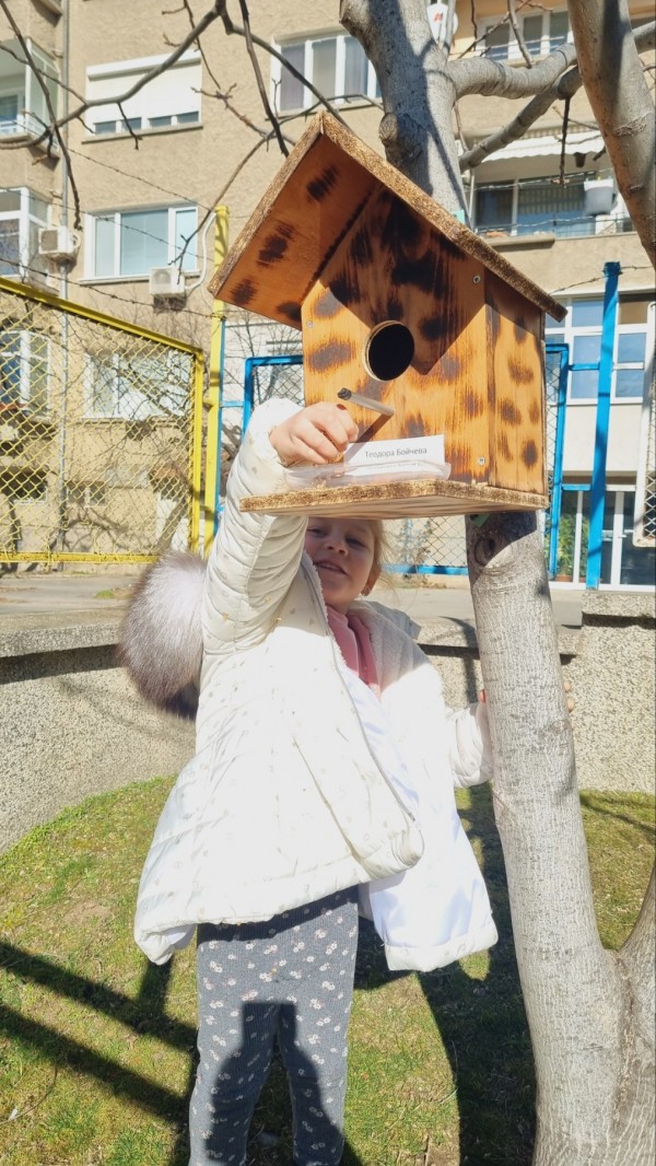 Малчугани от ДГ “Юрий Гагарин“ изработиха къщички и хранилки за птици