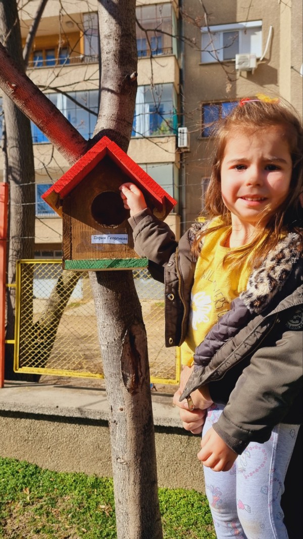 Малчугани от ДГ “Юрий Гагарин“ изработиха къщички и хранилки за птици