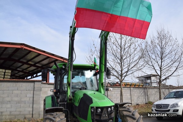 Протест на земеделски производители и животновъди от областта затвори Подбалканския път край село Дунавци 