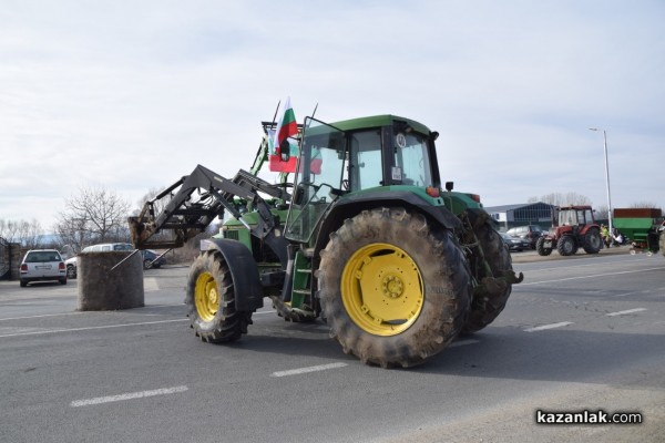 Протест на земеделски производители и животновъди от областта затвори Подбалканския път край село Дунавци 
