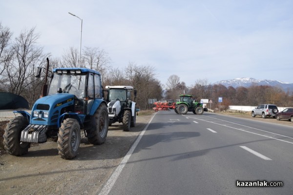Протест на земеделски производители и животновъди от областта затвори Подбалканския път край село Дунавци 
