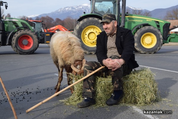 Протест на земеделски производители и животновъди от областта затвори Подбалканския път край село Дунавци 