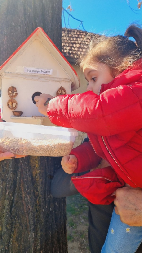 Малчугани от ДГ “Юрий Гагарин“ изработиха къщички и хранилки за птици