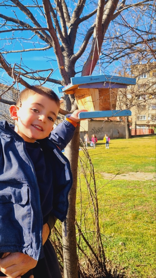 Малчугани от ДГ “Юрий Гагарин“ изработиха къщички и хранилки за птици