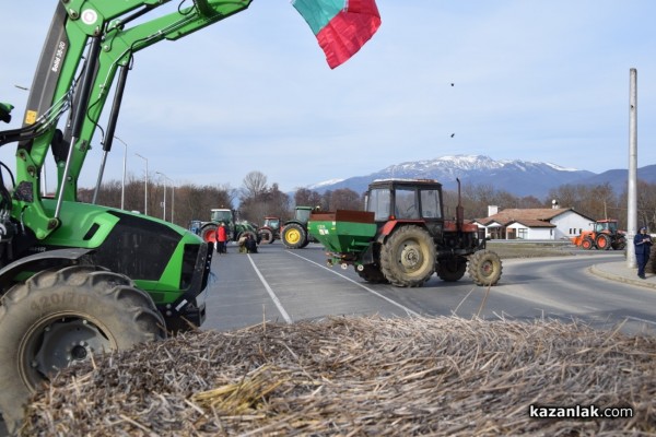 Протест на земеделски производители и животновъди от областта затвори Подбалканския път край село Дунавци 