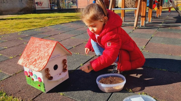 Малчугани от ДГ “Юрий Гагарин“ изработиха къщички и хранилки за птици