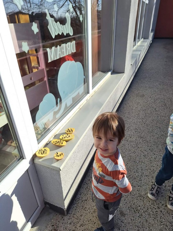 Малчугани от ДГ “Юрий Гагарин“ изработиха къщички и хранилки за птици