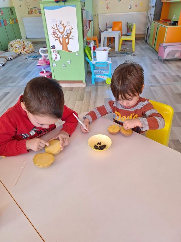 Малчугани от ДГ “Юрий Гагарин“ изработиха къщички и хранилки за птици