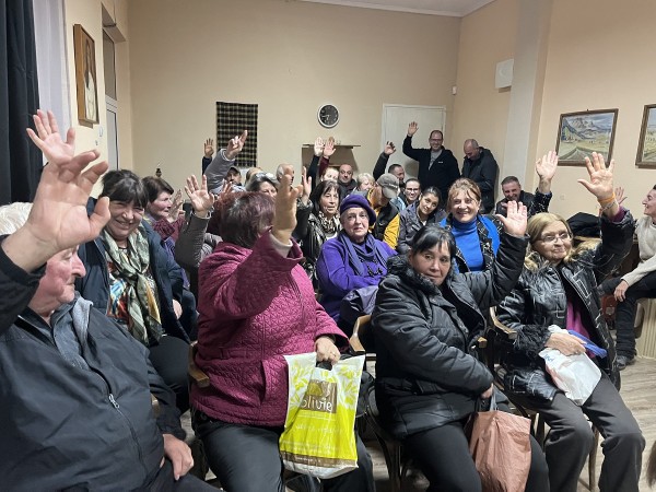 Срещата на кмета на община Казанлък, Галина Стоянова, в с.Бузовград премина при пълна зала и много активно участие в диалога от страна на присъстващите