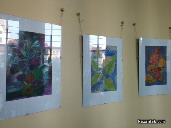 Изложба с творби на възпитаници от ателие „Пъстроцвет“ бе открита в библиотека “Искра“ 