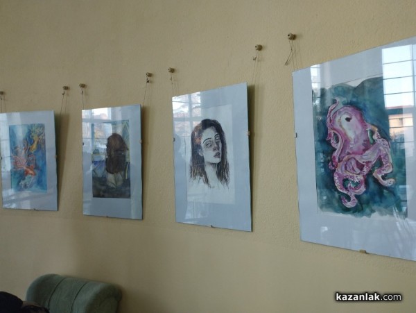 Изложба с творби на възпитаници от ателие „Пъстроцвет“ бе открита в библиотека “Искра“ 