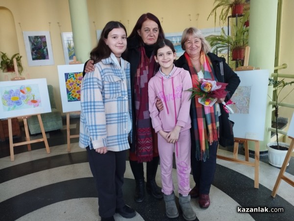 Изложба с творби на възпитаници от ателие „Пъстроцвет“ бе открита в библиотека “Искра“ 