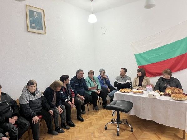 При изключителен интерес се проведе срещата на кмета на община Казанлък, Галина Стоянова, и жителите на село Ясеново  