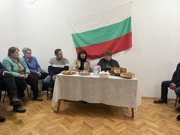 При изключителен интерес се проведе срещата на кмета на община Казанлък, Галина Стоянова, и жителите на село Ясеново  