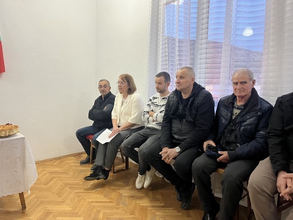 При изключителен интерес се проведе срещата на кмета на община Казанлък, Галина Стоянова, и жителите на село Ясеново  