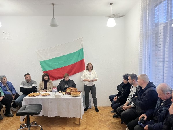 При изключителен интерес се проведе срещата на кмета на община Казанлък, Галина Стоянова, и жителите на село Ясеново  