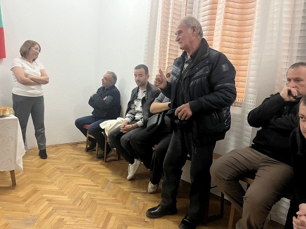 При изключителен интерес се проведе срещата на кмета на община Казанлък, Галина Стоянова, и жителите на село Ясеново  