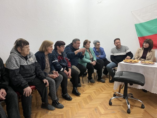 При изключителен интерес се проведе срещата на кмета на община Казанлък, Галина Стоянова, и жителите на село Ясеново  