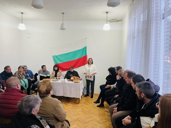 При изключителен интерес се проведе срещата на кмета на община Казанлък, Галина Стоянова, и жителите на село Ясеново  