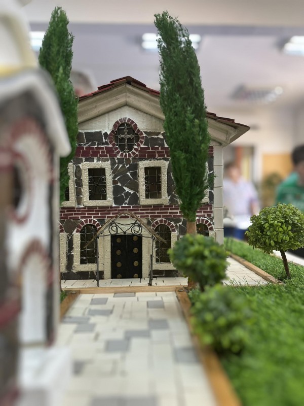 Потребителите от „Работилница за мечти“ и трудотерапевта Марин Петков изработиха мащабен макет на Куленската църква