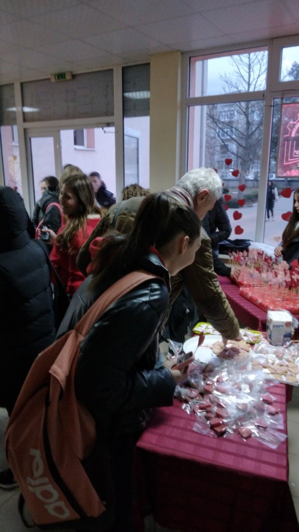 8.Б клас от ПГ „Иван Хаджиенов“ подари настроение и любов 