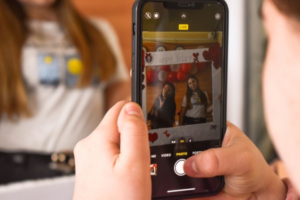 Празници на любовта и виното: 555 валентинки си размениха в ПГЛПТ