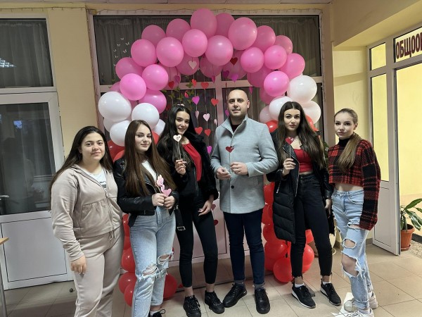 8.Б клас от ПГ „Иван Хаджиенов“ подари настроение и любов 