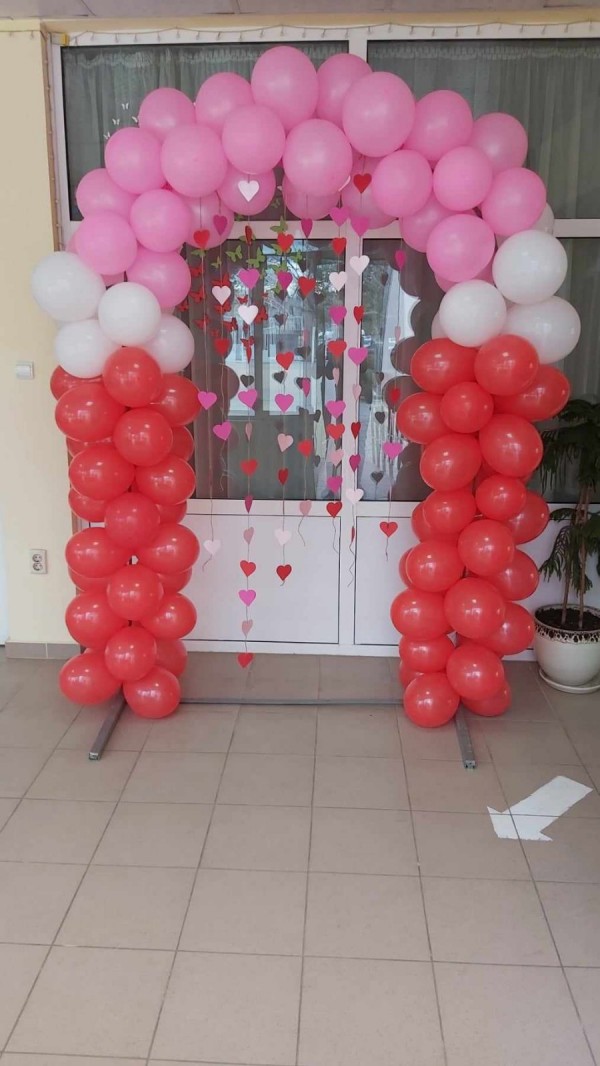 8.Б клас от ПГ „Иван Хаджиенов“ подари настроение и любов 