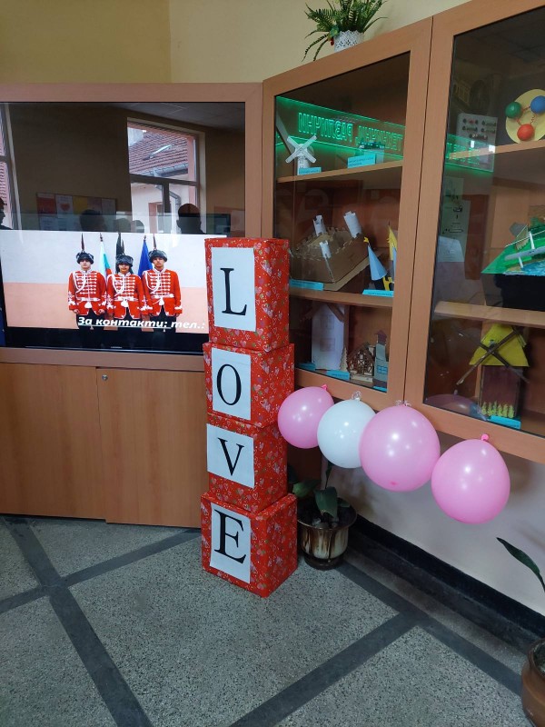 8.Б клас от ПГ „Иван Хаджиенов“ подари настроение и любов 