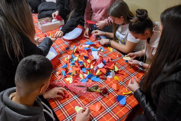 Празници на любовта и виното: 555 валентинки си размениха в ПГЛПТ