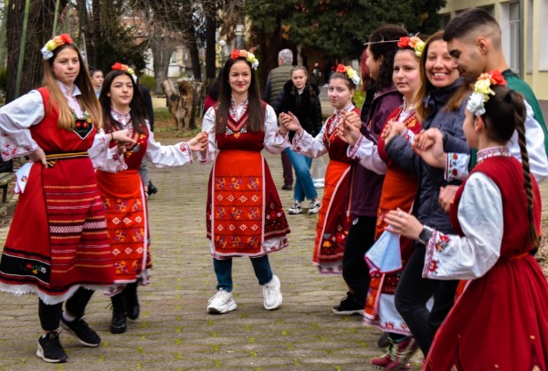 Празници на любовта и виното: 555 валентинки си размениха в ПГЛПТ