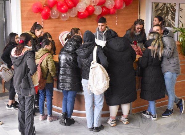 Празници на любовта и виното: 555 валентинки си размениха в ПГЛПТ