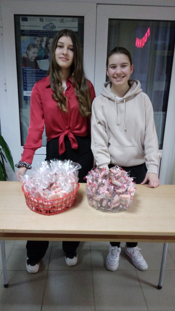 8.Б клас от ПГ „Иван Хаджиенов“ подари настроение и любов 