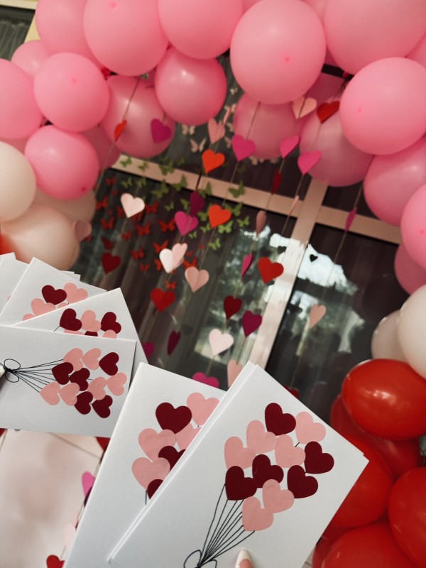 8.Б клас от ПГ „Иван Хаджиенов“ подари настроение и любов 