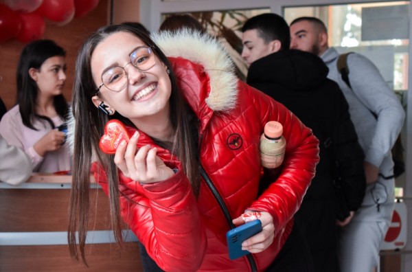 Празници на любовта и виното: 555 валентинки си размениха в ПГЛПТ