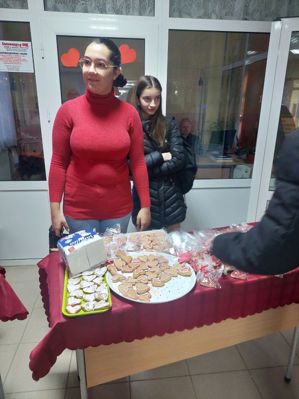 8.Б клас от ПГ „Иван Хаджиенов“ подари настроение и любов 