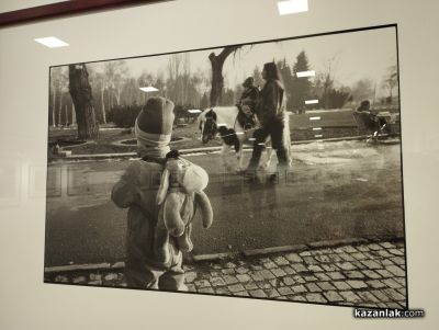 Черно-бели истории от ежедневието на животни и хора, показа пред казанлъшката публика фотографа Красимир Андонов