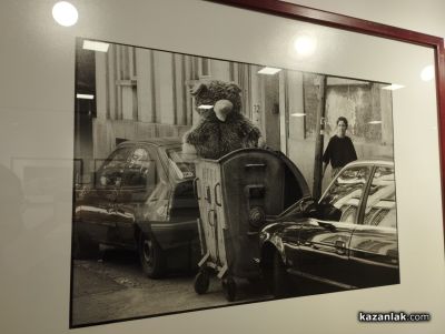 Черно-бели истории от ежедневието на животни и хора, показа пред казанлъшката публика фотографа Красимир Андонов