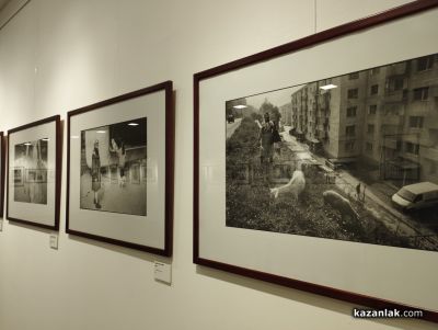 Черно-бели истории от ежедневието на животни и хора, показа пред казанлъшката публика фотографа Красимир Андонов