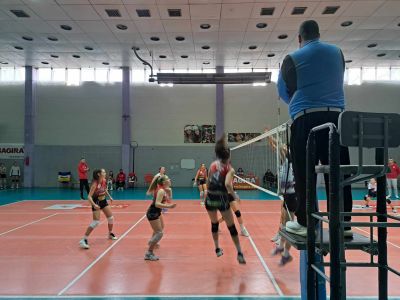 Дебютна домакинска победа за школата ни!