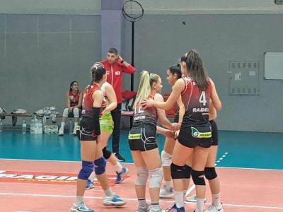 Дебютна домакинска победа за школата ни!