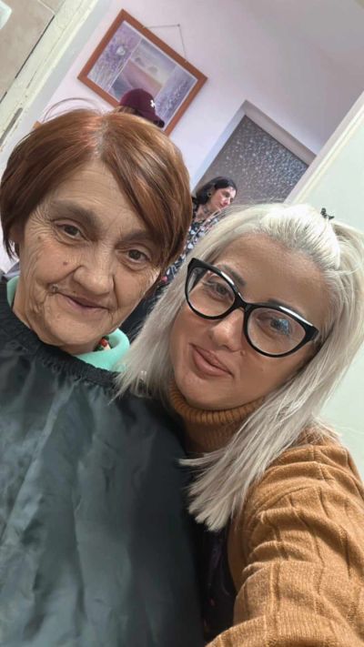 Млади фризьори подариха прически на дами от Дома за хора с деменция